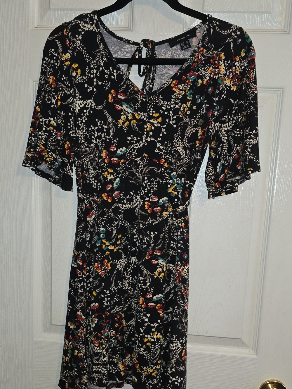 Black Floral Mini Dress with V-Neck and Short Sleeves‎